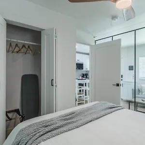 Luxury Tiny 2 Miles From Downtown Guest house